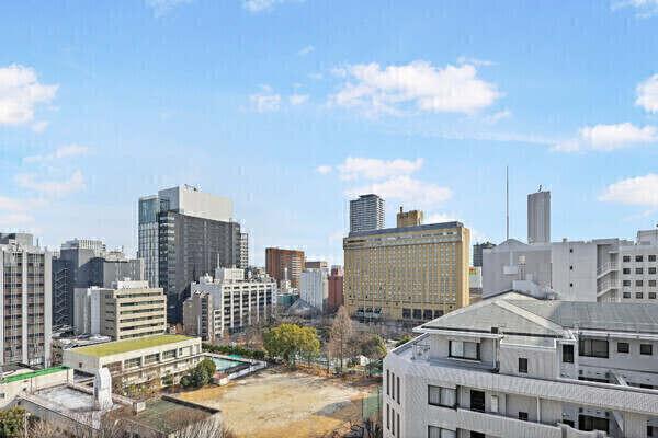 南東側には指定避難場所である旧御園小学校があり、桜など四季の移ろいを望めます。