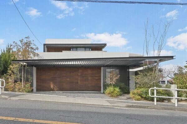 第一種低層住居専用地域内の閑静な住宅街。複数路線利用可。カースペース3台分有り(車種による)。