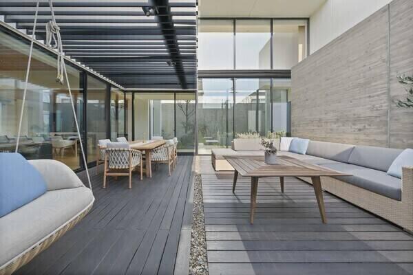 ゆったりとした時間を過ごせる中庭です。LDKに面し、アウトドアリビングとしても利用できます。