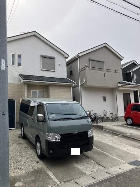 2WAY設計の和室や、豊富な収納が備わる住まいです。キッチンは対面仕様、トイレは各階にございます。