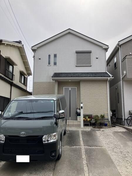 洋室4部屋と和室1部屋があり、子育て世帯にも嬉しい間取りです。太陽光発電システムが搭載されています。