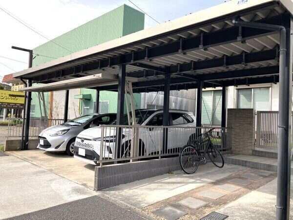 天候に左右されないカーライフが可能なカーポート。屋根には太陽発電パネルを設置。