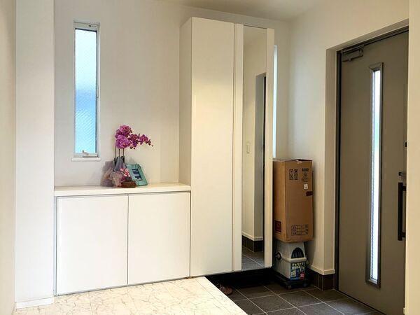 明るく、開放感ある大型の玄関ホール。（家具・調度品は販売対象には含まれません。）