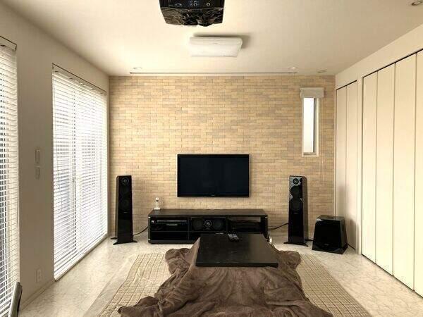 南向き約18帖のLDKからは、ウッドデッキに繋がります。（家具・調度品は販売対象には含まれません。）