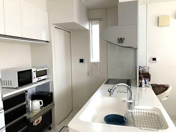 背面収納設置。調理家電や食器を効率よく収納できます。（家具・調度品は販売対象には含まれません。）