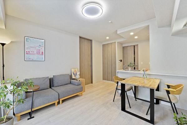 ※販売対象に家具・調度品は含まれません。隣室はハイドア、キッチンは対面式で、すっきりとした印象です。