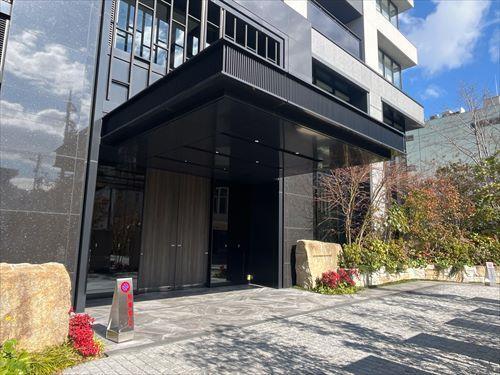 マンション出入口　（２０２６年２月撮影）