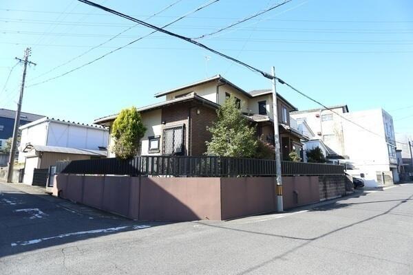 開放的な角地に佇む、木造2階建戸建。96坪超の広々とした敷地で、ゆとりある暮らしが叶います。