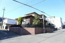 開放的な角地に佇む、木造2階建戸建。96坪超の広々とした敷地で、ゆとりある暮らしが叶います。