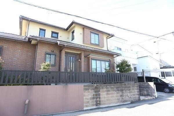 洗面室は、DKと廊下から出入りできます。生活動線に配慮された、暮らしやすい間取り設計です。