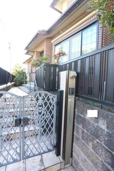 モニター付きインターホンが搭載されているので、訪問者の顔や外の様子を確認することができます。