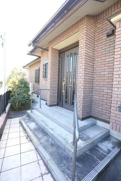 ご家族やゲストの方を迎える玄関ポーチです。玄関前には手すりが設けられ、歩行をサポートします。