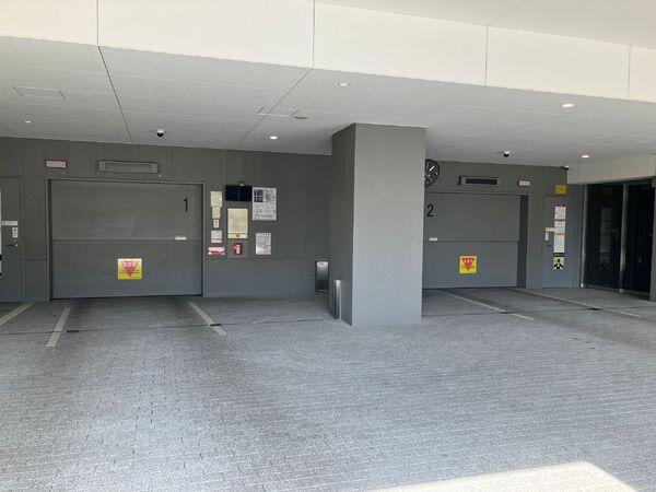 タワーパーキングの様子　(一部平面駐車場、電気自動車対応)