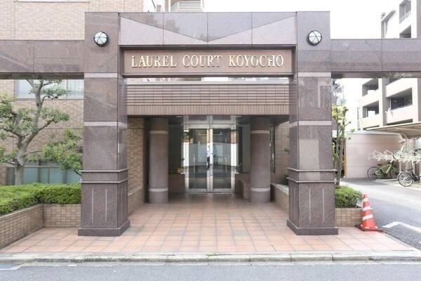 エントランス部分は屋根付きのため、天候が悪い日でも雨に濡れることなく落ち着いて出入りができます。