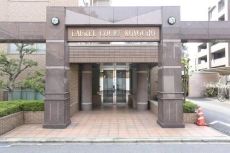 エントランス部分は屋根付きのため、天候が悪い日でも雨に濡れることなく落ち着いて出入りができます。