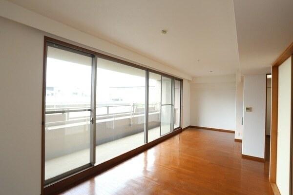 ブラウンのフローリングが落ち着いた雰囲気。幅広いインテリアにマッチする、シンプルな内装です。