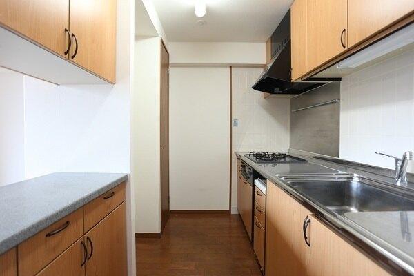 キッチンは約3.7帖、作業に集中しやすい壁付けタイプ。カップボードや吊戸棚など収納豊富です。