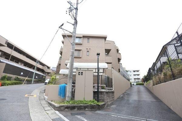 名古屋市立千種台中学校まで約900m、富士見公園まで約200m。子育て世帯にも嬉しい住環境です。