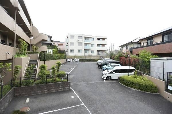 第一種低層住居専用地域内に位置しているため、ご家族と落ち着いた環境で暮らしていただけます。