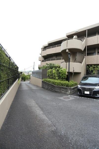 ファミリーマート千種汁谷店まで約600m、光が丘内科クリニックまで約400m。便利な住環境です。