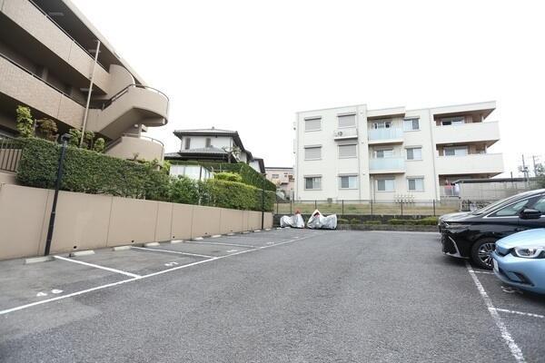 敷地内に駐車場があり、1台分の区画を継承可能です(車種制限有り)。詳細は、お問い合わせください。