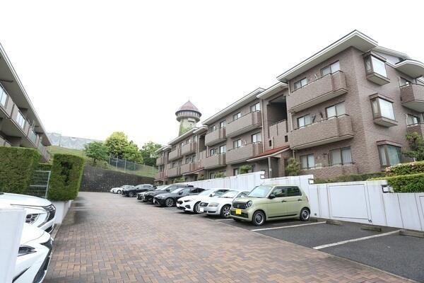 地上3階建てマンションの1階部分。階下には住戸がなく、生活音を気にすることなく暮らせます。