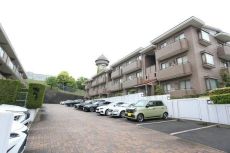 地上3階建てマンションの1階部分。階下には住戸がなく、生活音を気にすることなく暮らせます。