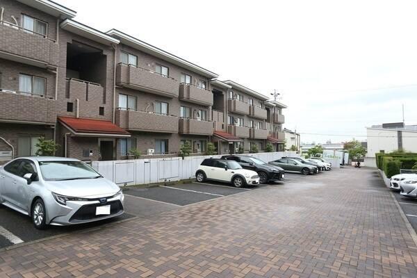 敷地内の平面自走式駐車場が利用できます(1台分、車種による)。詳細はお気軽にお問い合わせください。