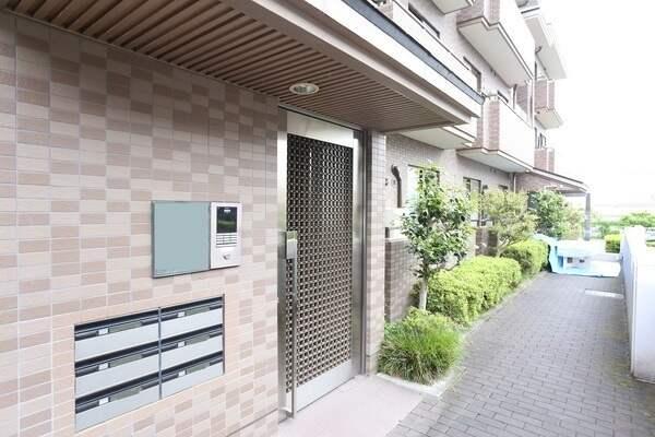 オートロックやモニタ付きインターホンが採用されているマンションです。防犯面に配慮されています。