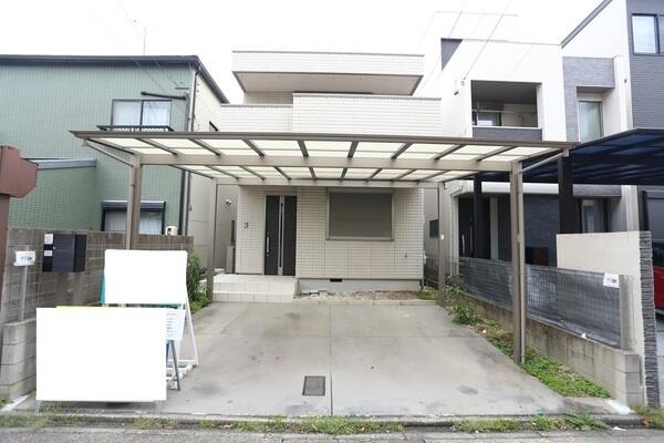 雨に濡れずに、車を乗り降りできます。南側前面道路の幅員は約6mあり、車の出し入れがしやすいです。