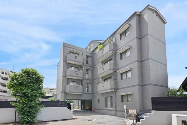 RC造地上5階建マンションの1階部分。名鉄瀬戸線「東大手」駅まで徒歩5分など、複数路線利用可能です。