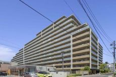 地下鉄桜通線「相生山」駅徒歩2分。2016年1月築、13階建・総戸数274戸の大規模マンションです。