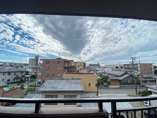 高い建物が近接しておらず、日差しや視界を遮られません。晴れた日には青空の下に広がる街並みを望めます。