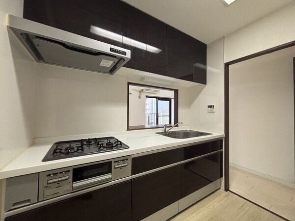 調理中もご家族と時間を共有できる対面式キッチン。配膳や盛り付けなどに活用できる、カウンター付きです。