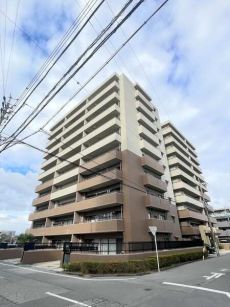 JR東海道本線・愛知環状鉄道「岡崎」駅まで徒歩11分の立地。スーパー、コンビニが徒歩圏内です。
