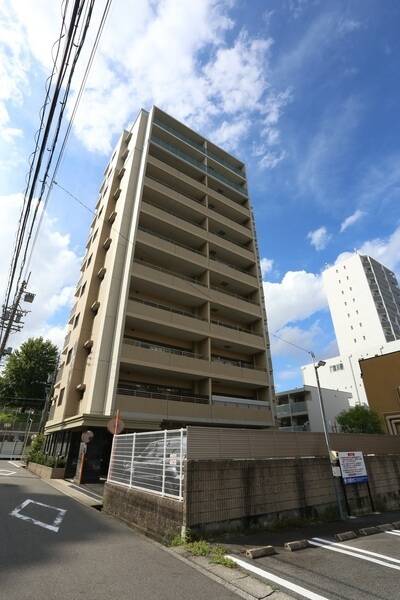 地上11階建の9階部分。地下鉄東山線の2駅が利用でき、行き先に合わせて駅を使い分けられます。