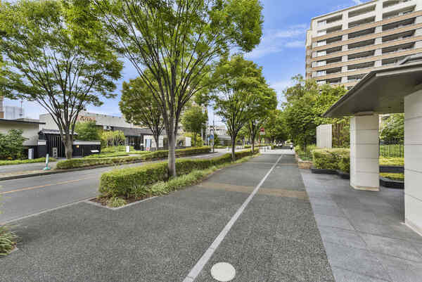子育て世帯にもおすすめの住環境です。開放的なテラス付き角住戸。全居室5帖超でゆったりと暮らせます。