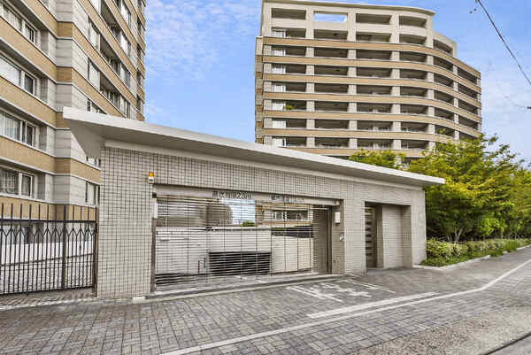 駐車場には防犯性の高いシャッターゲートが備わっています。出入庫の際も見通しがよくスムーズです。