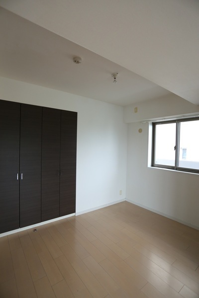 LDKと隣接した洋室。扉を開けばLDKと一体の空間として、閉じれば個室として、多用途に活用できます。