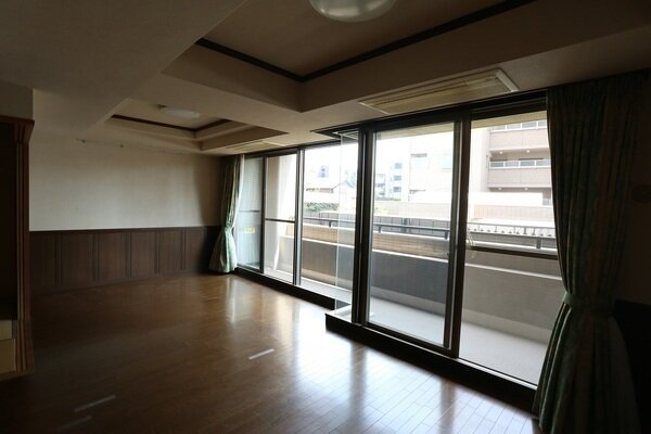 南側は窓面が広く配置され、柔らかな光が室内に入ります。明るい空間で、ゆったりと寛ぐことができます。