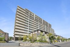 JR「岡崎」駅まで徒歩7分の立地。地上13階建てマンションの12階部分、陽当り良好な南向き住戸です。
