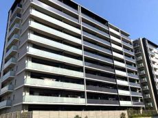 三井不動産レジデンシャル分譲。地上10階地下1階建、総戸数238戸のビッグコミュニティです。