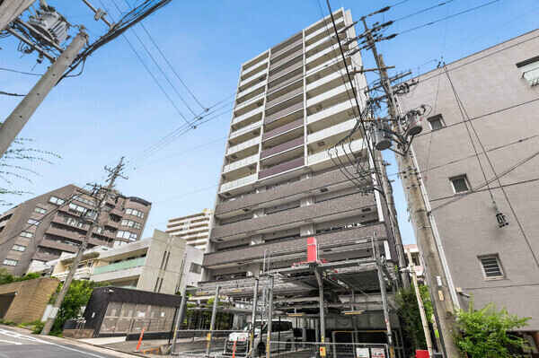 地上14階建RC造マンション。地下鉄名城線「上前津」駅まで徒歩6分。2沿線2駅利用可能な立地です。