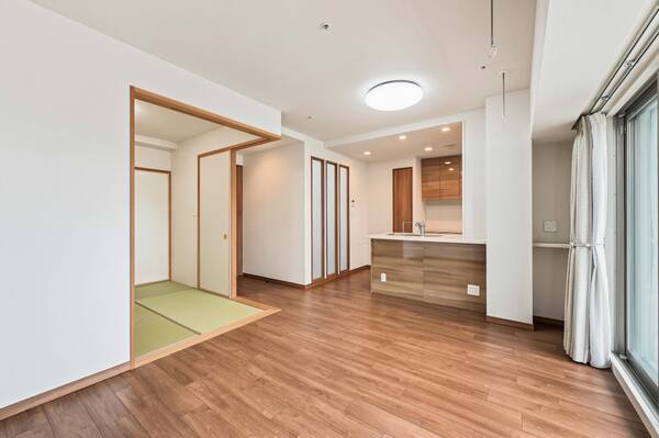 隣接する和室を開放し、一体利用が可能です。約18帖のゆとりある空間で寛ぎの時間を過ごせます。