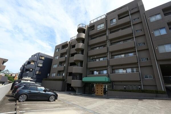 スーパーや小学校が身近に揃う住環境。西山公園まで約300mなど、住みやすいエリアに位置しています。