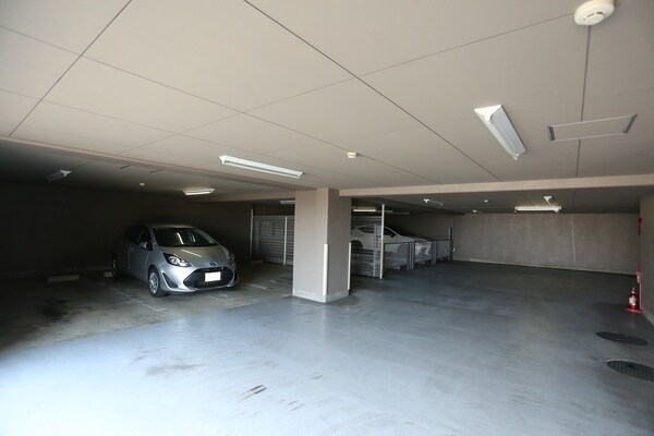 屋根付き平面駐車場が設けられています。1台承継可能です。詳細についてはお気軽にお問合せください。