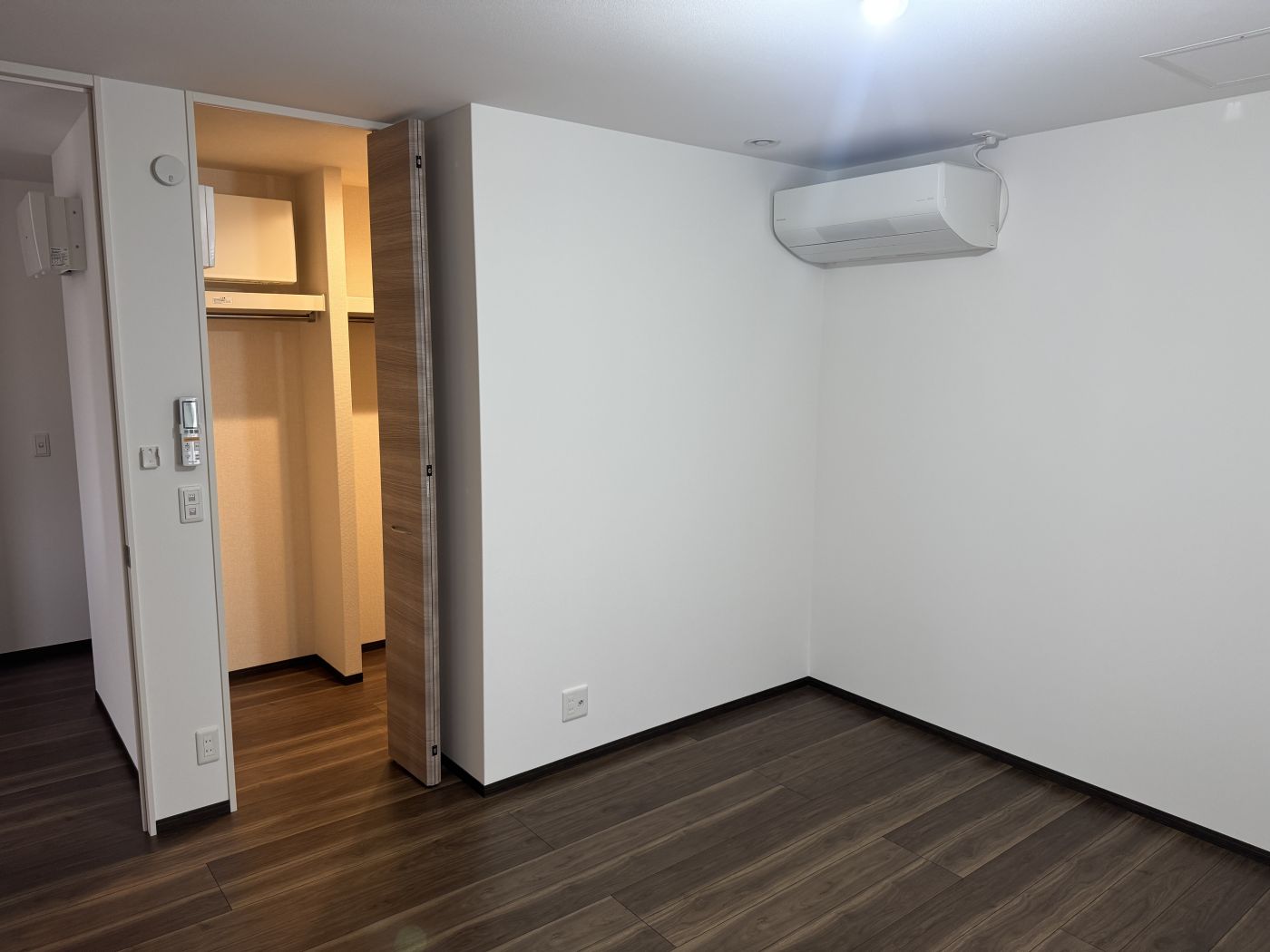 主寝室・ウォークインクローゼット 写真撮影日：11/14/25, 12:00 AM