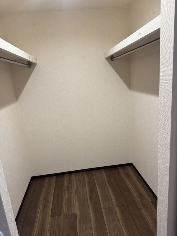 ウォークインクローゼット 写真撮影日：11/14/25, 12:00 AM