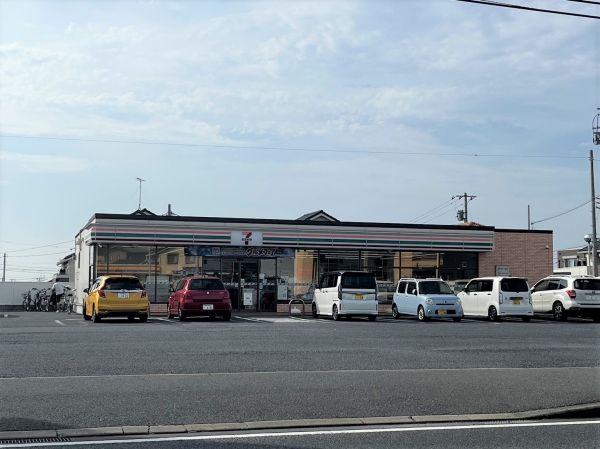 セブンイレブン木更津請西南店 500m 写真撮影日：2023-08-01 