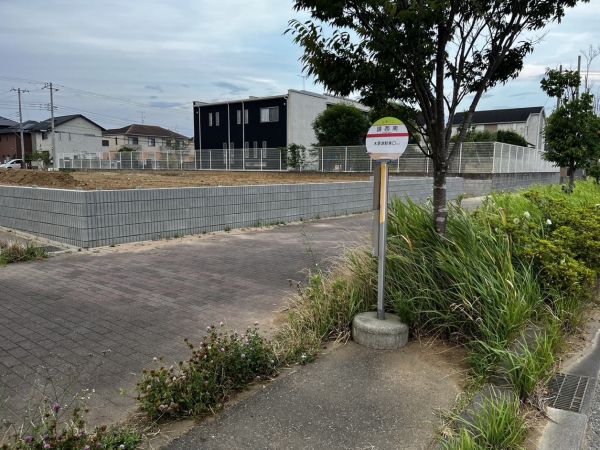 バス停（請西南） 300m 写真撮影日：2023-08-01 